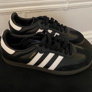 Adidas Samba trainers in black/white in size 4.5 Boys/6 Women 💝